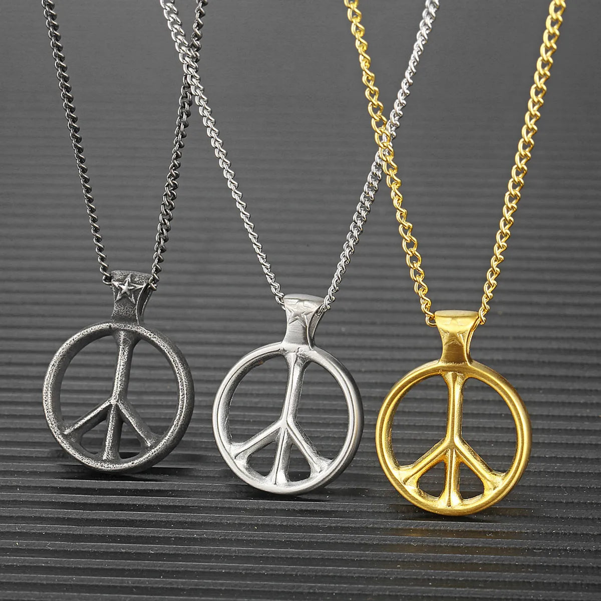 Trendy necklaces and pendants with statement pieces for a bold fashion statement-Simple Style Commute Solid Color 304 Stainless Steel Hollow Out 18K Gold Plated Men'S Pendant Necklace