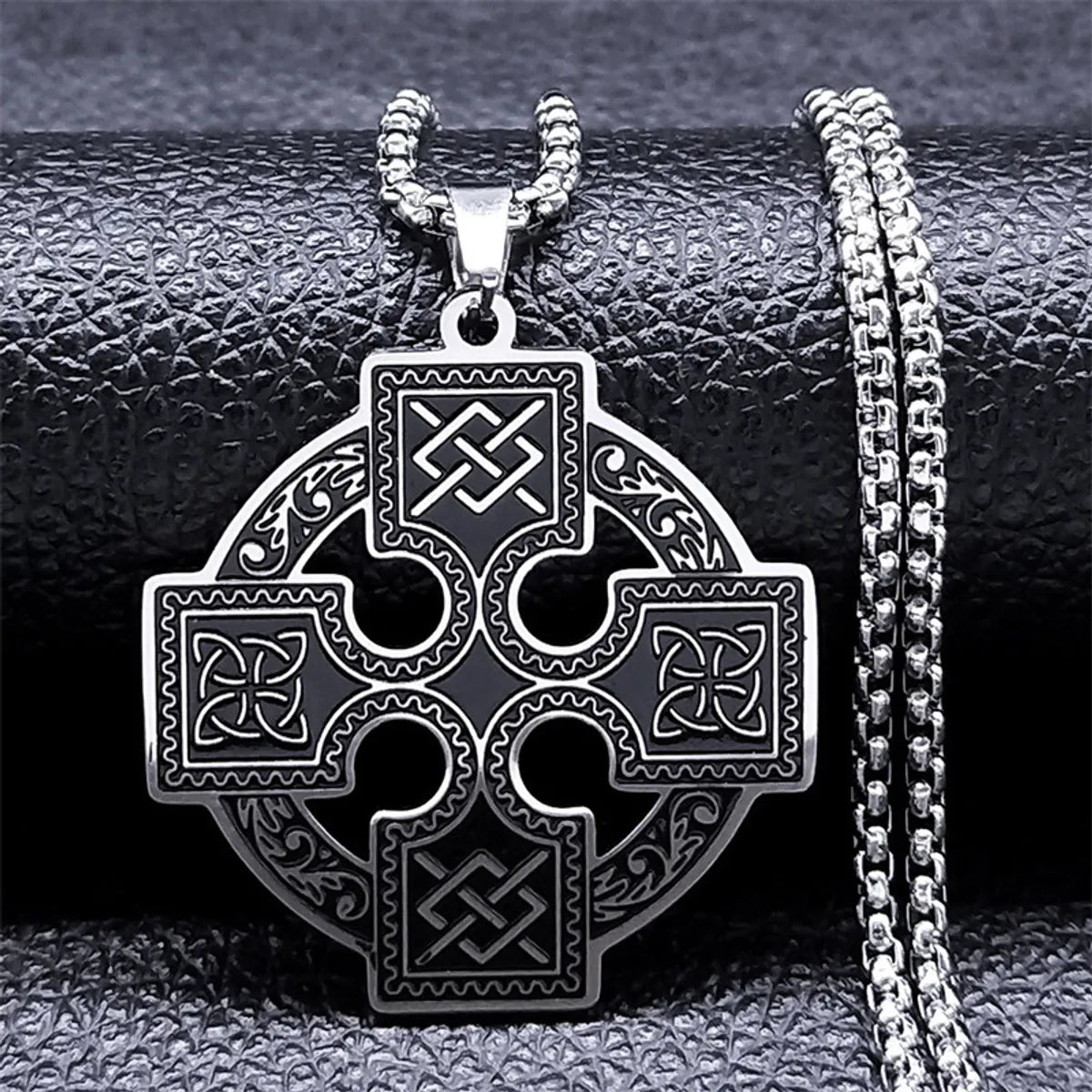 Necklaces and pendants with enamel accents for a colorful, eye-catching appearance-Gothic Hip-Hop Punk Knot 304 Stainless Steel Iron Hollow Out Silver Plated Unisex Pendant Necklace