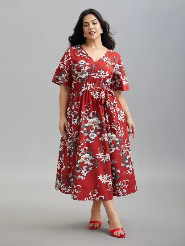 Plus size dresses with bold stripes add flair -Lightweight sandals for women -Plus size dresses for summer weddings -Floral Print Waist-Tie V-Neck Midi Dress