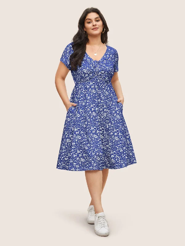 Plus size dresses with simple cuts stay timeless -Comfortable sandals with elastic bands -Plus size dresses with button-down style -Ditsy Floral Elastic Waist Knot Drawstring Dress