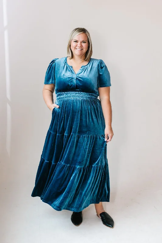 Plus size dresses with simple cuts stay timeless -Elegant sandals for evening events -Plus size vintage dresses -Mariana Maxi