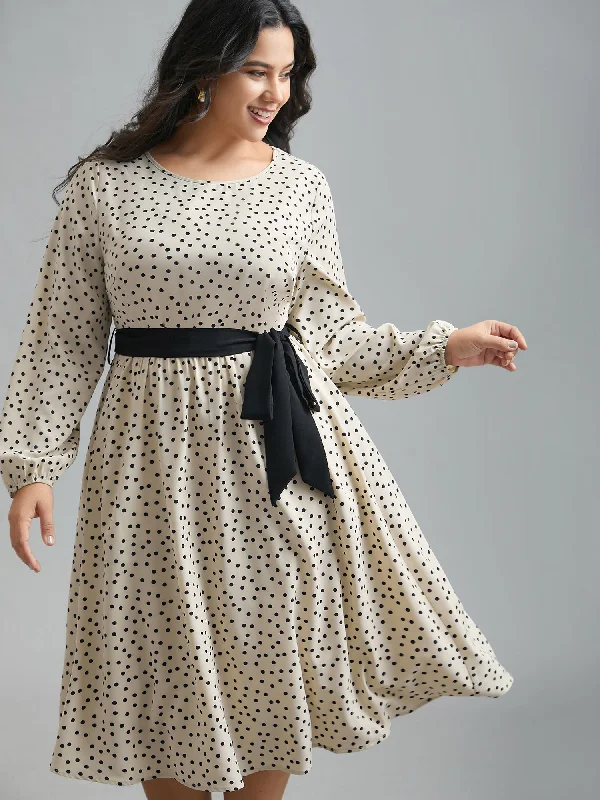 Plus size dresses with high waists define curves -Sandals with buckle closures -Plus size dresses with tiered skirts -Round Neck Polka Dot Waist-Tie Midi Dress