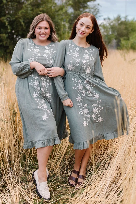 Flattering plus size dresses for curvy figures look stunning -Comfortable sandals for women -Plus size dresses for women -Dot Midi